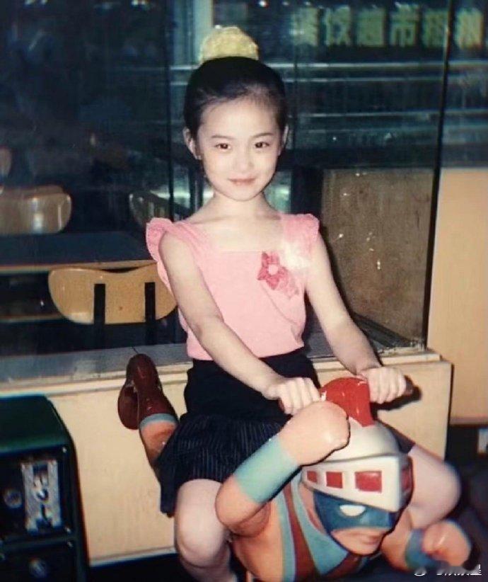 徐艺洋小时候，明显看的出来从小都是美人胚子，五官端正甜美可爱​​​​