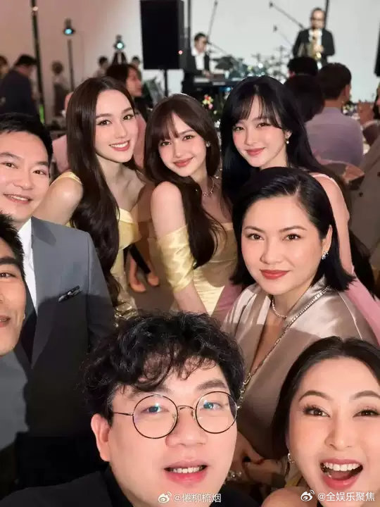 Lisa在朋友婚礼上跳APTLisa在朋友婚礼上跳了APT！Lisa在朋友婚礼派