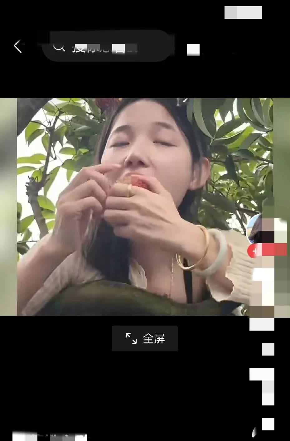 海南女子躲树上，偷摘荔枝吃，这行为实在不咋地。而这名偷荔枝的女子更为夸张，挂绿母