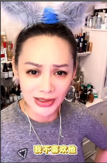宁静急坏了！直播差点说漏嘴，她差点要和汪峰闹掰了！就因为手牵手这件事宁静
