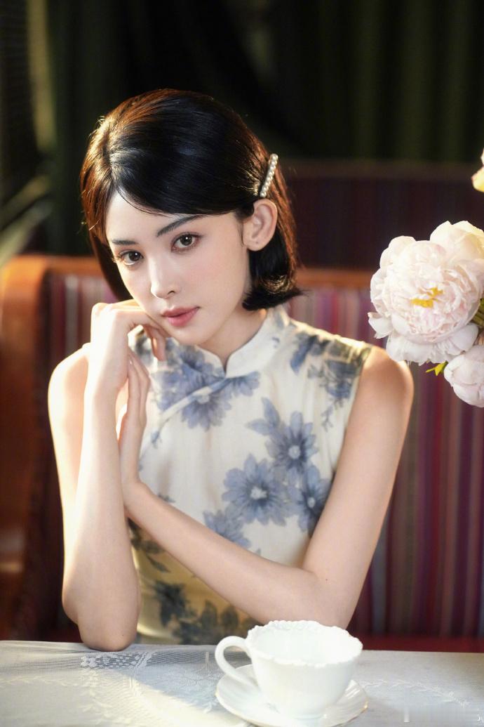 娜扎把旗袍穿出御姐和萌妹感了短发好适合​​​