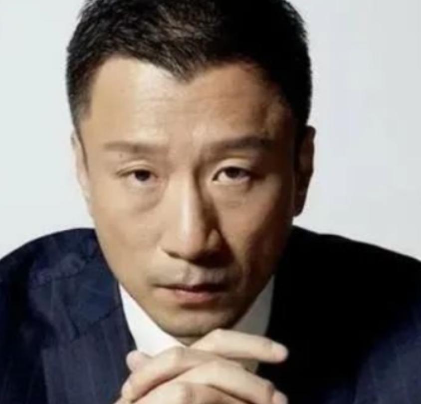 2002年，功成名就的孙红雷忙了一天后回到家，看到43岁的同居女友丁嘉丽正在蓬头