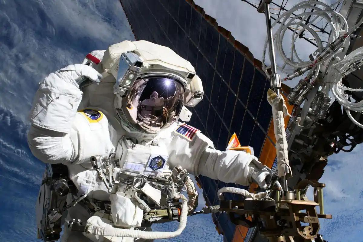NASA宇航员迈克·芬克在国际空间站突然“20分钟说不出话”，这件事是真的，但称