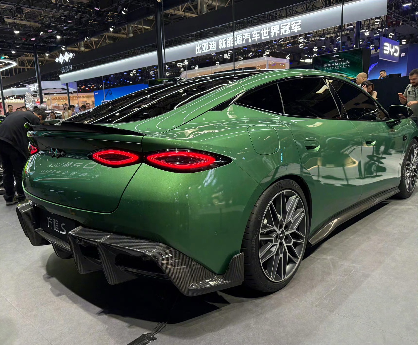 2026北京车展方程豹展台，这是要换赛道？从越野转到轿车、跑车赛道。