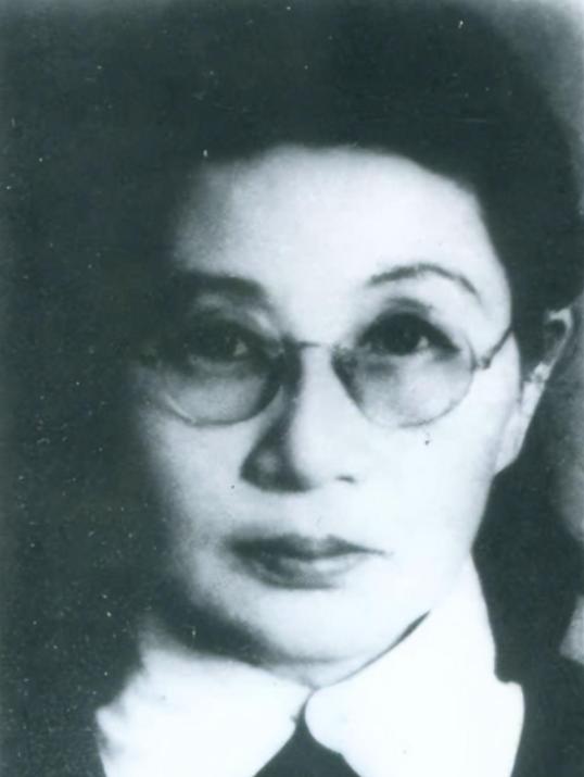 16岁被丈夫砸断脊梁，婆婆咬断她脚筋，她拖着血腿爬回娘家求救——留过学、参加过同