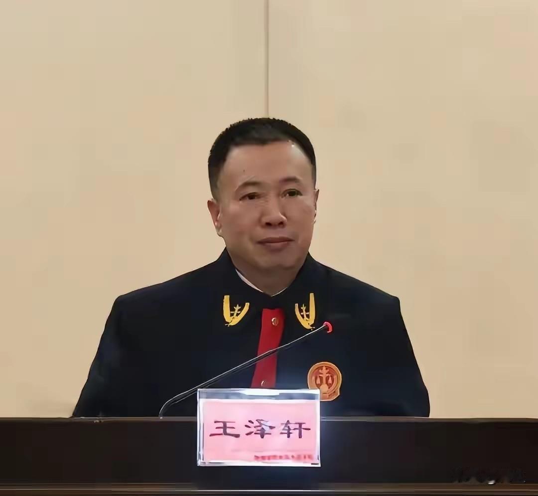 法院院长兼职律师，这位法院院长的贪污腐败有点另类。如果说，他是比较热闹工作，
