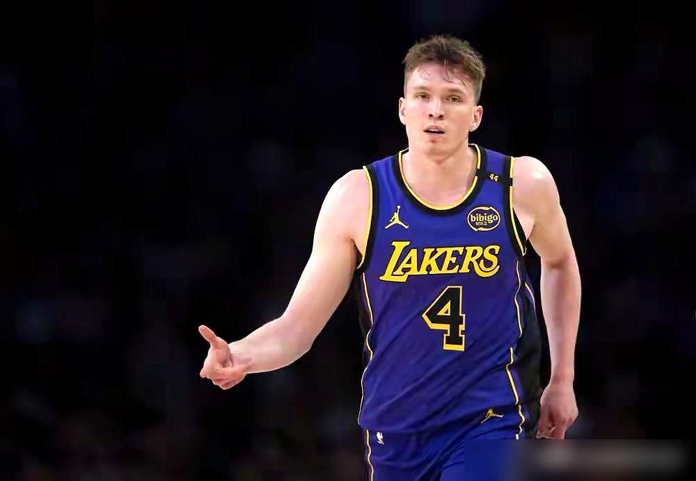 看着克内克特，心里真替他憋屈。G联赛MVP一样砍分，回湖人却只能坐穿板凳，场均