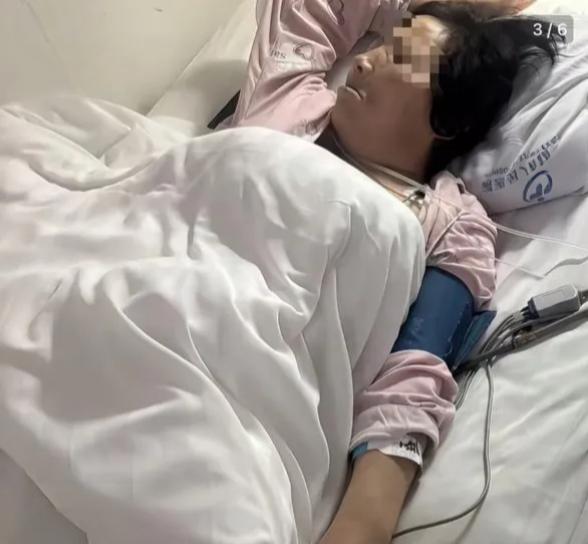 岁的女性，感觉上牙齿松动，由家人带着她去到县城里一个牙科诊所去看牙，结果被该牙科