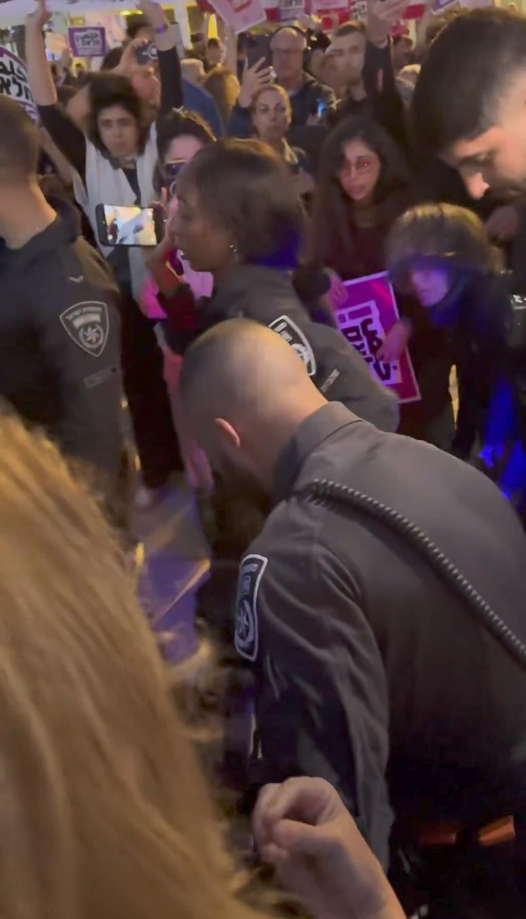 新闻快讯——以色列特拉维夫1500名反战者示威遭警方驱散抗议多线军事行动