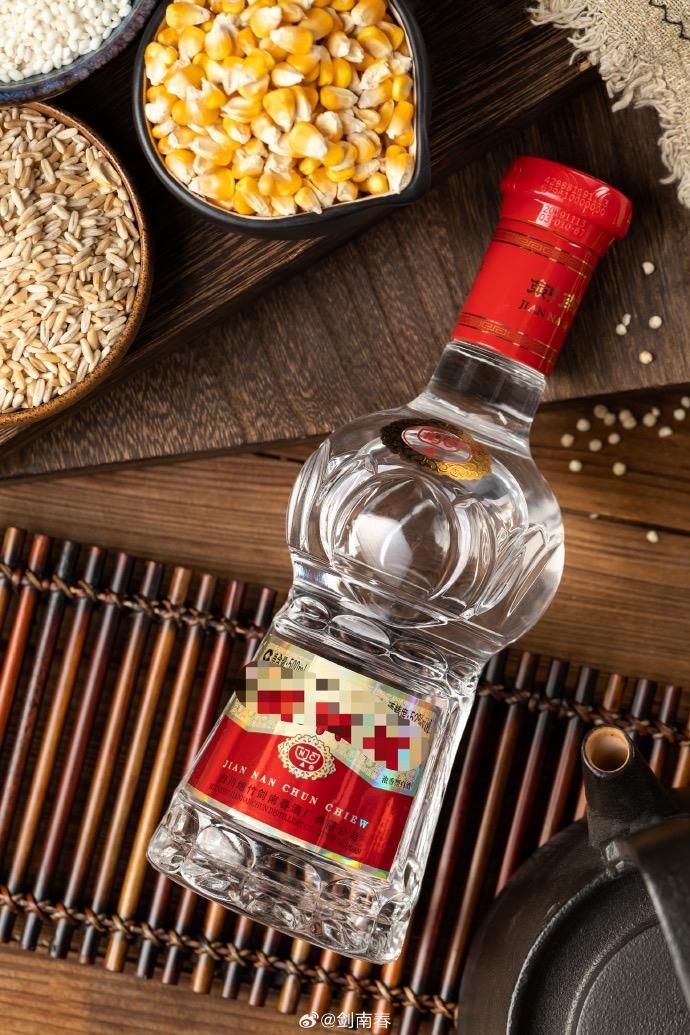 安徽无为，男子在网上花628元买了箱剑南春，商家意味深长地问他：知道是什么酒吧？