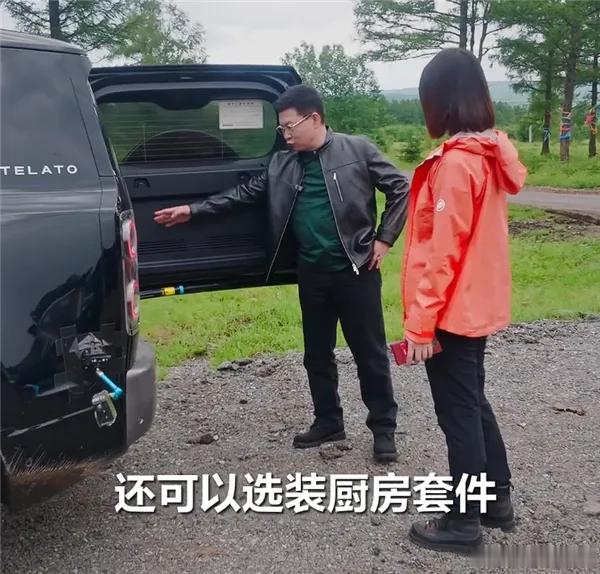 余承东首曝享界G9尾门厨房享界G9用的是侧开式尾门，内侧预留了专用接口，选装