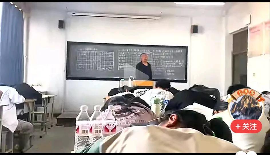 孤独坚守三尺讲台的教师，但愿我的讲课声没有打扰你们睡觉！图片中，全班的学生都在