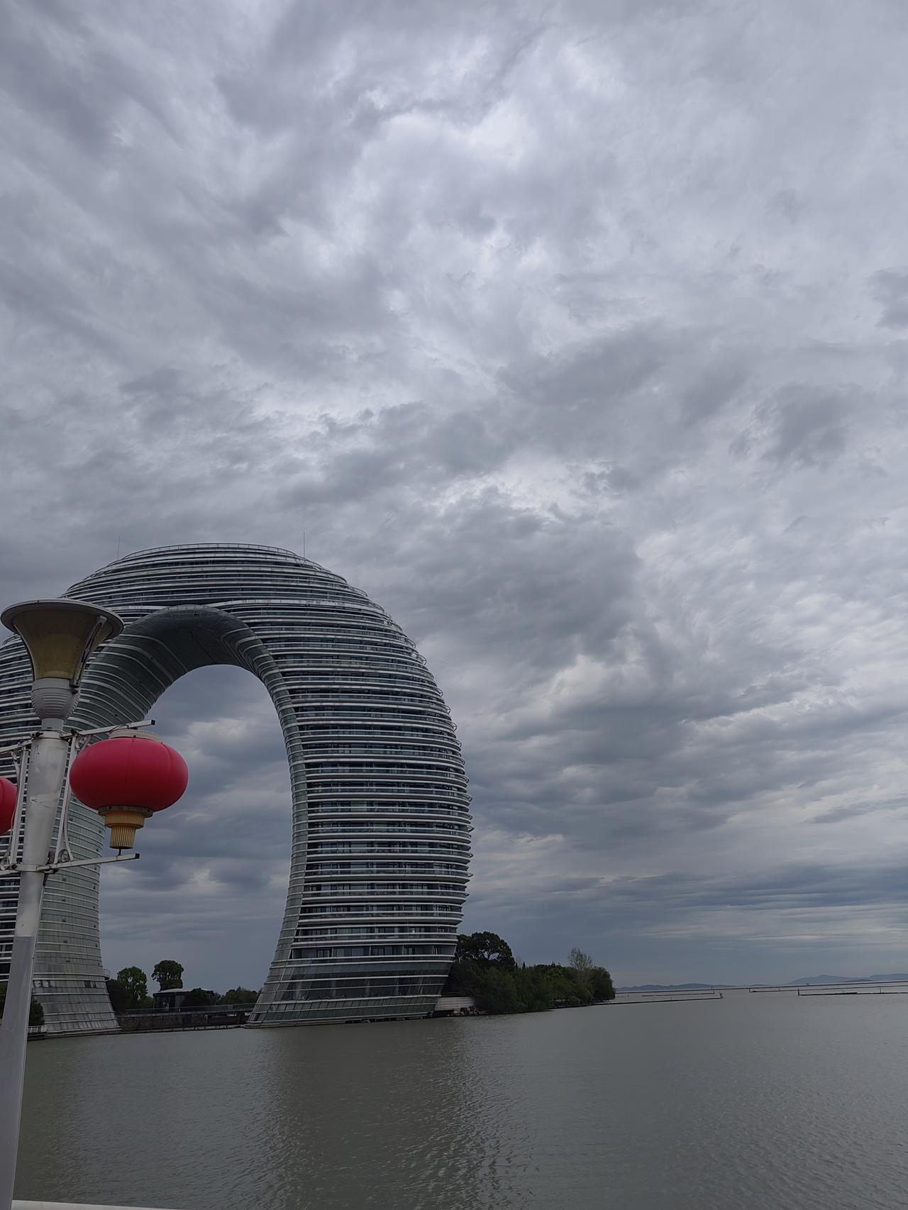 在湖州遇见月亮湾本地人说像马桶盖比喻得很接地气啊也别说建筑还是挺有特色