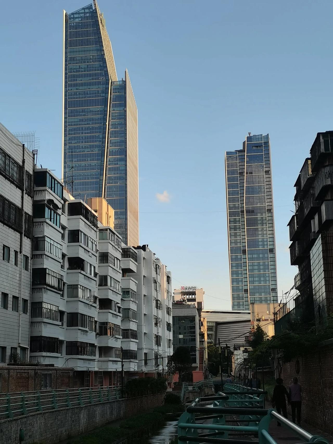 昆明又要换带头人了，这几年昆明的领路人还是平常，没有什么大风大浪。昆明这几年在