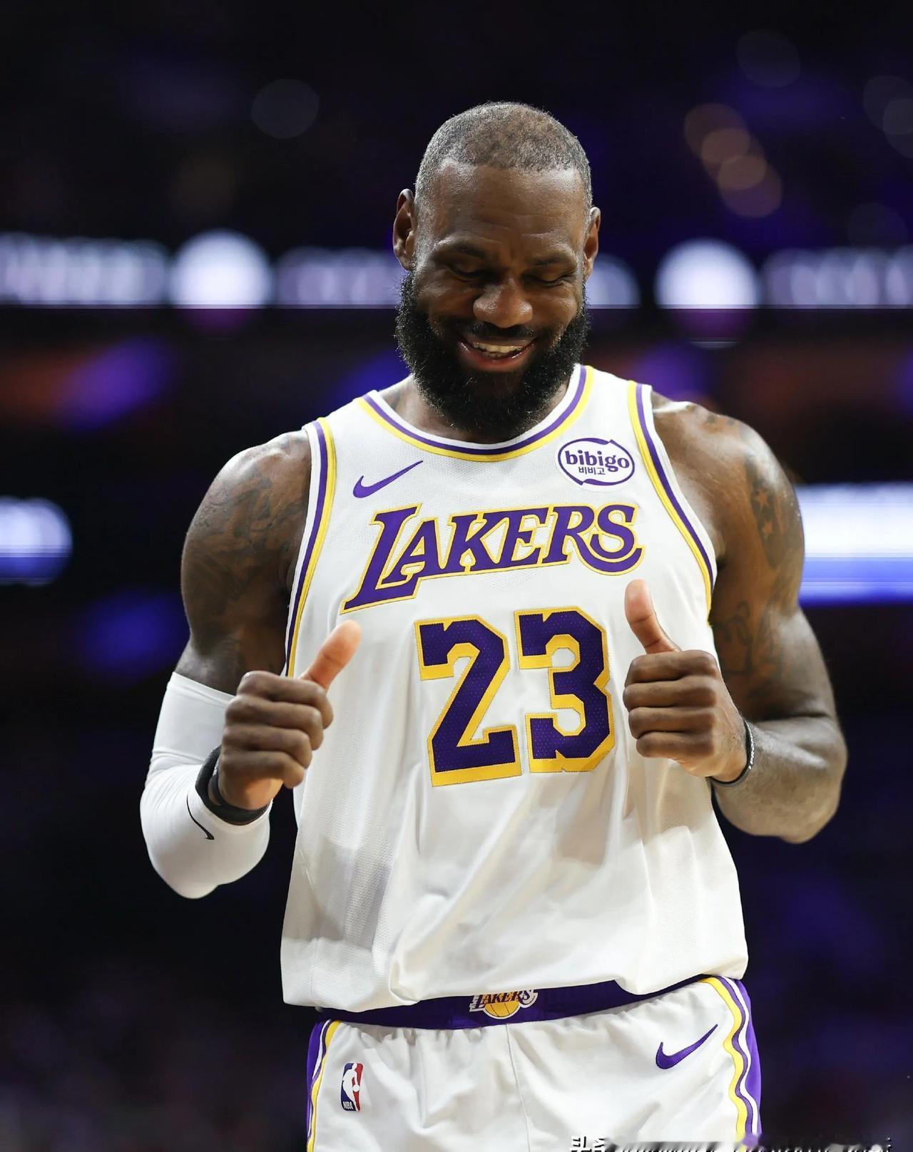 别再争了。把乔丹请下神坛的，不是口水，是另一尊更强壮的神。看组织能力。詹姆