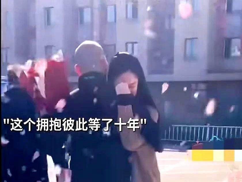 难得有情人终成眷属。十年前，男子为了保护女朋友，失手S人，被判了10年，如今