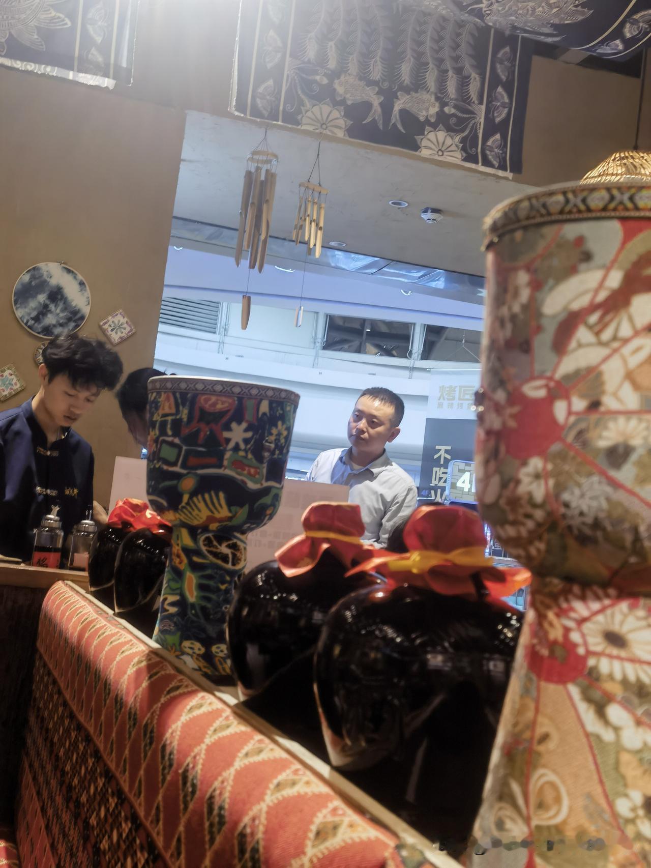 大哥哥，小哥哥抢镜头了我本来想拍摄这个乐器和酒坛子的！
