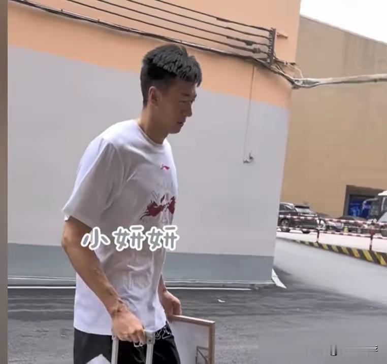 朱芳雨准备了2000万想留住王少杰，无奈两年租借合同到期，王少杰收拾行李，连夜离