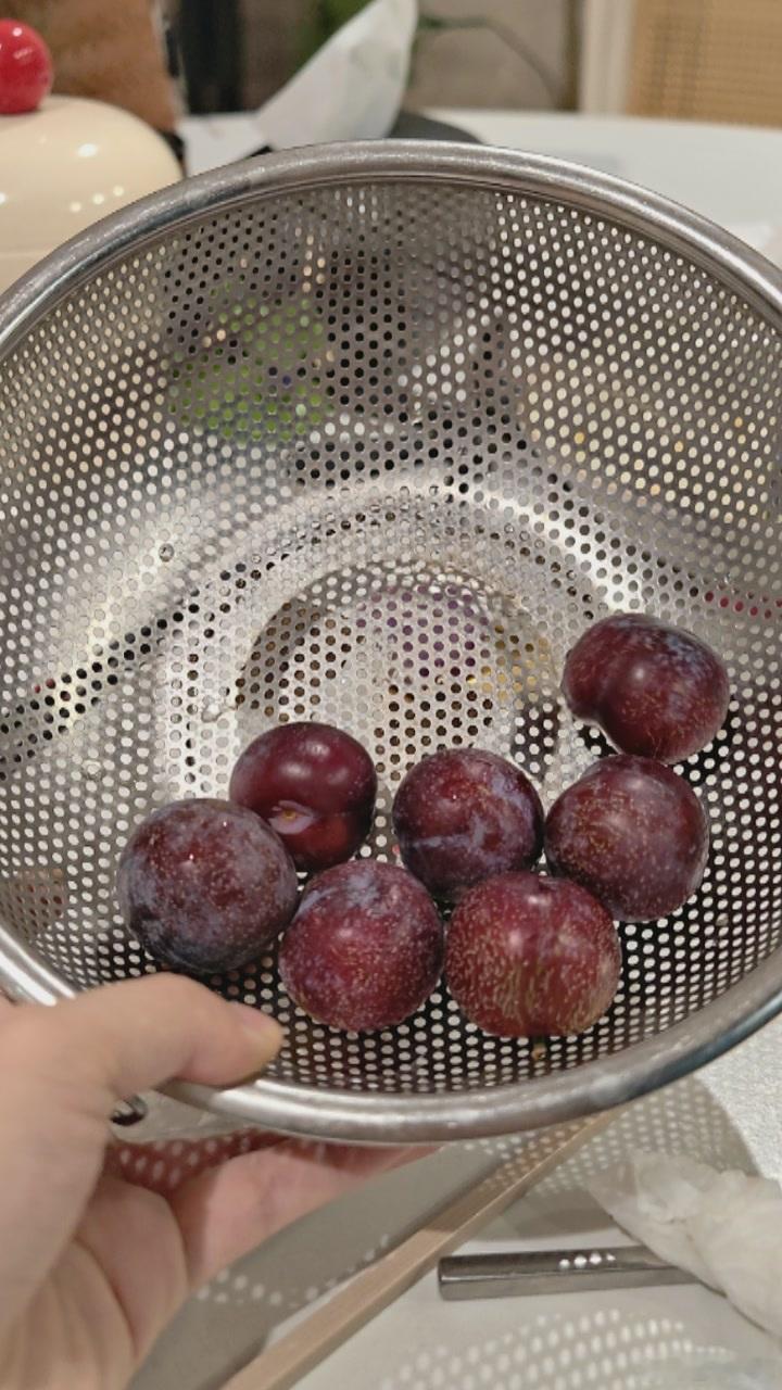 我最爱吃的水果应该是脆红李，一口气能吃一两斤。婆婆和兜崽买了脆红李回来，我吃的只剩几个了…兜崽很震惊