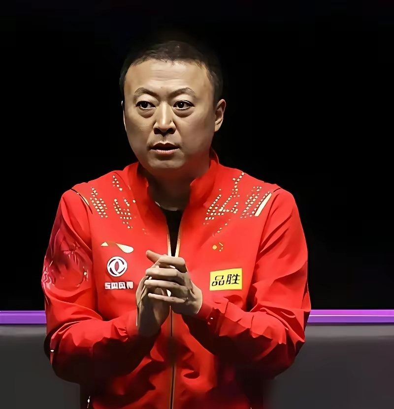 马龙最狠的时候，1比3落后张本智和，眼看要崩。秦志戬只扔过去一句话：换高抛。球路一变，张本直接不会打