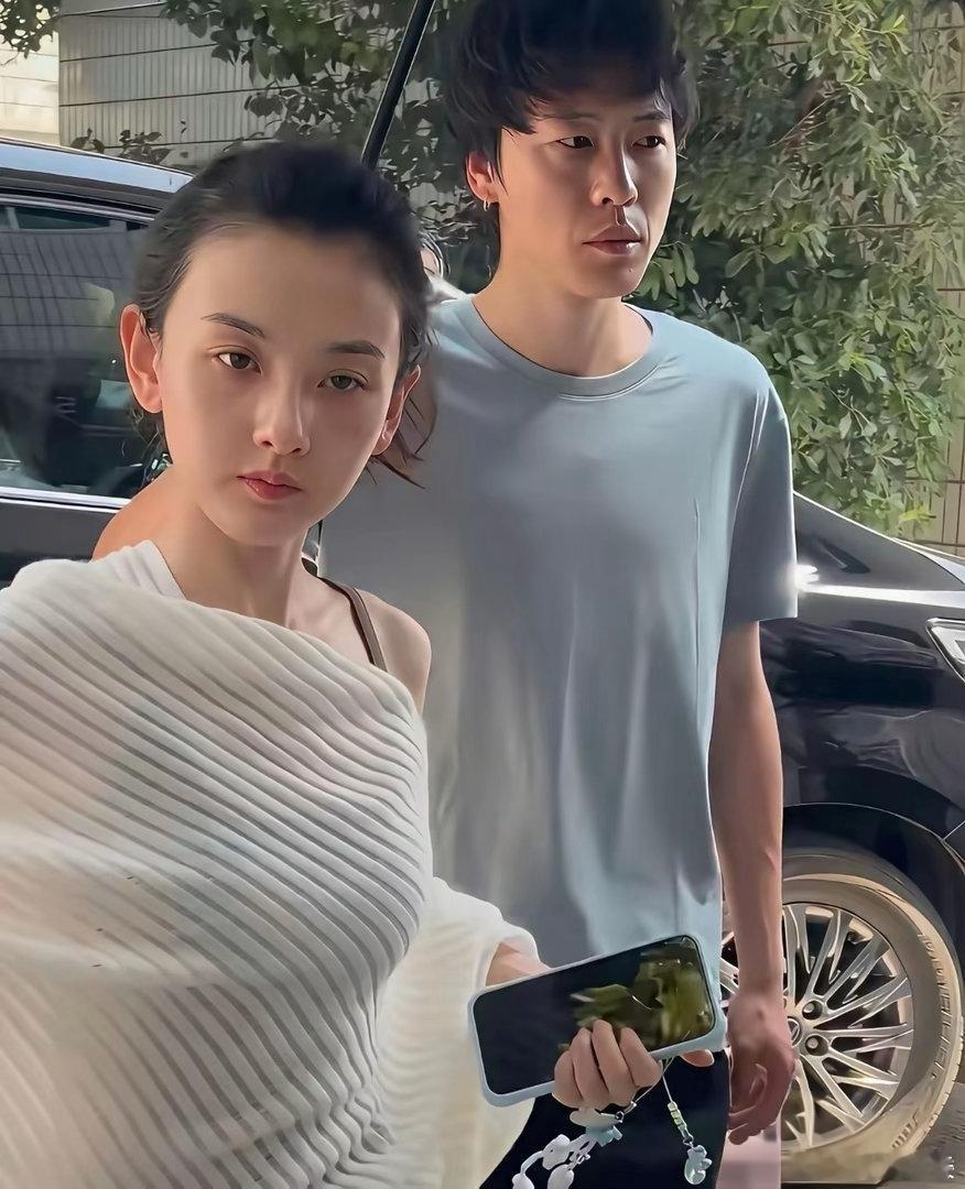 宋祖儿这素颜主打一个小巧。特别是嘴巴小的和鼻头一样大了。