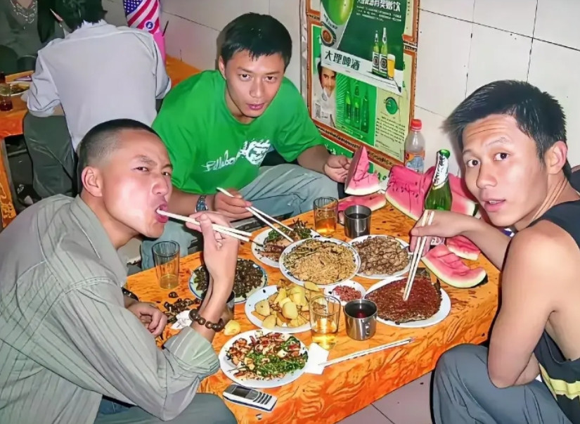年轻时候的李晨，三个哥们下馆子。