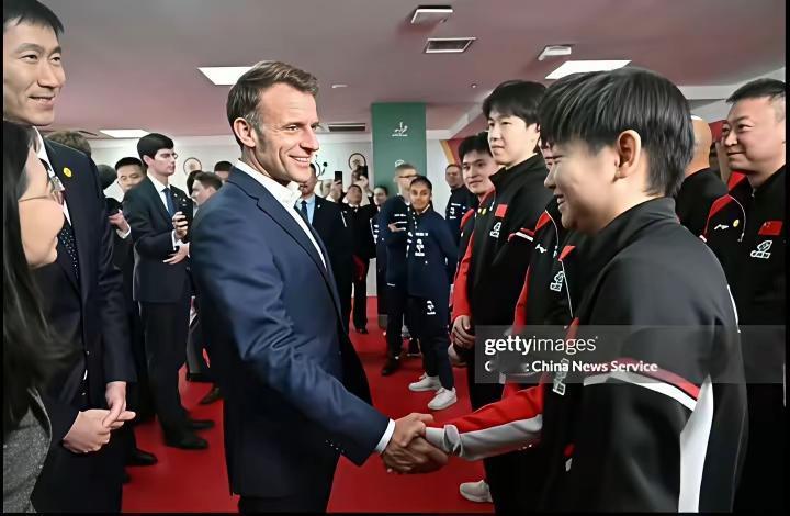 瞧把马克龙总统给高兴的，我们莎莎的国际知名度了得，马克龙还和莎莎切磋了球技，和大