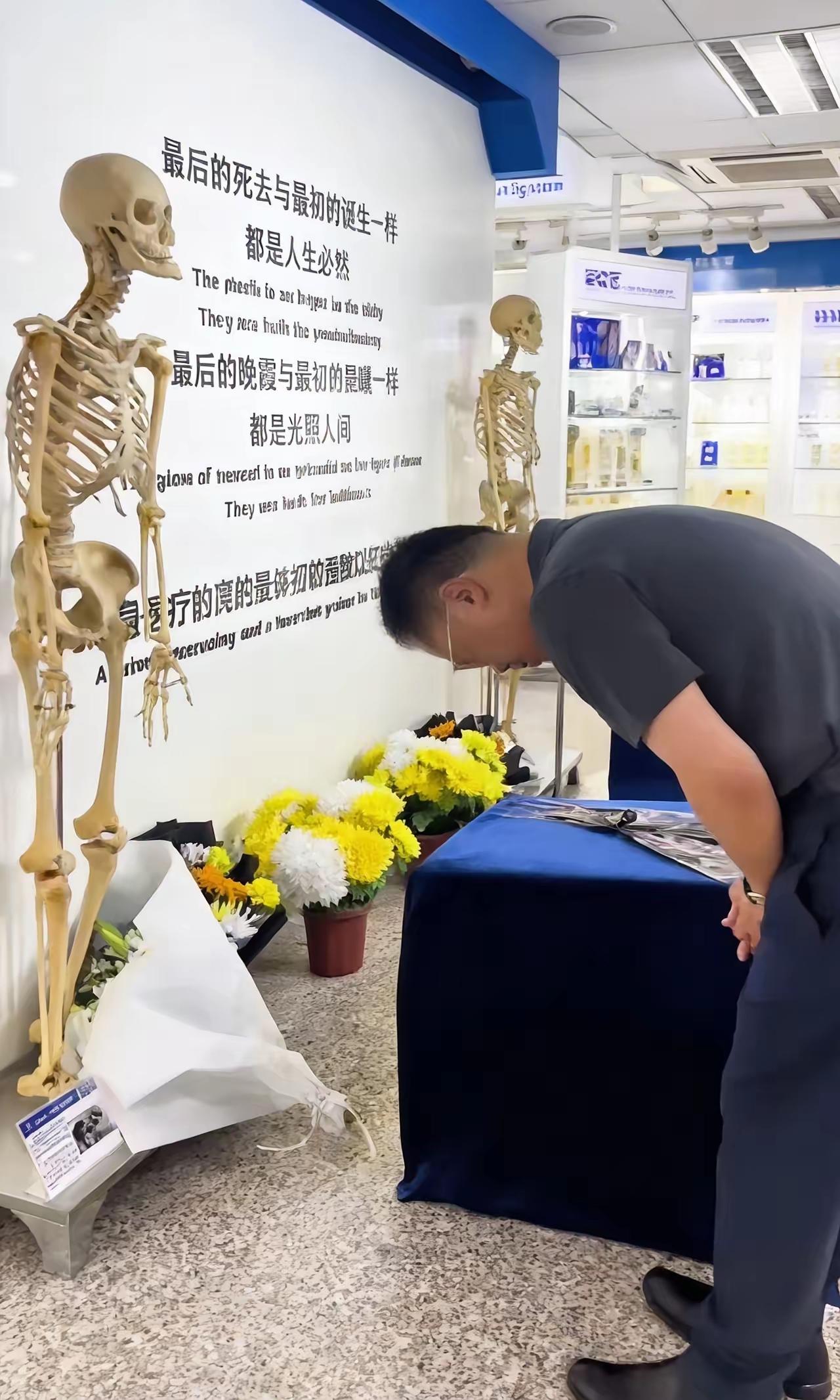 首都医科大学解剖厅里，韩炜医生抱着张金哲院士的骨骼标本哭了。不是演的，是真哭，肩