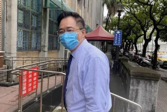 蔡正元博士抗告输了，须配戴电子脚镣且每日签到，直至2026年4月24日。这一年期