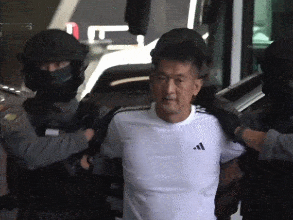 炸裂！💥这家伙，在国外被抓后看上去还不服气的样子，一到国内，走路吓得跟一根面