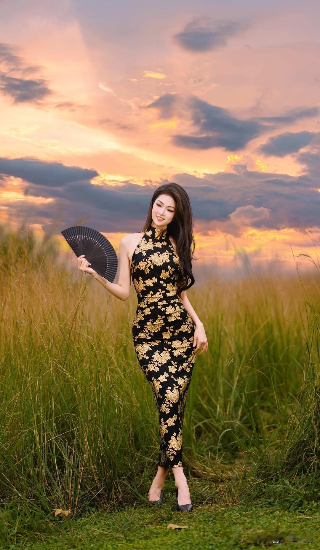 夕阳下的优雅旗袍，黑金相间，尽显东方韵味。