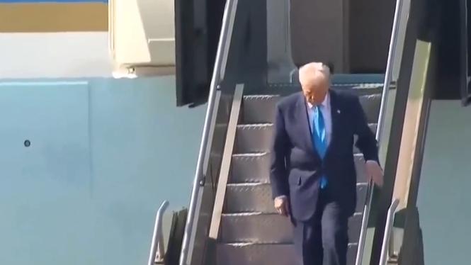 美总统抵达韩国机场,韩方铺的红毯也太短了吧!10月29日美总统乘坐专机到了韩国,