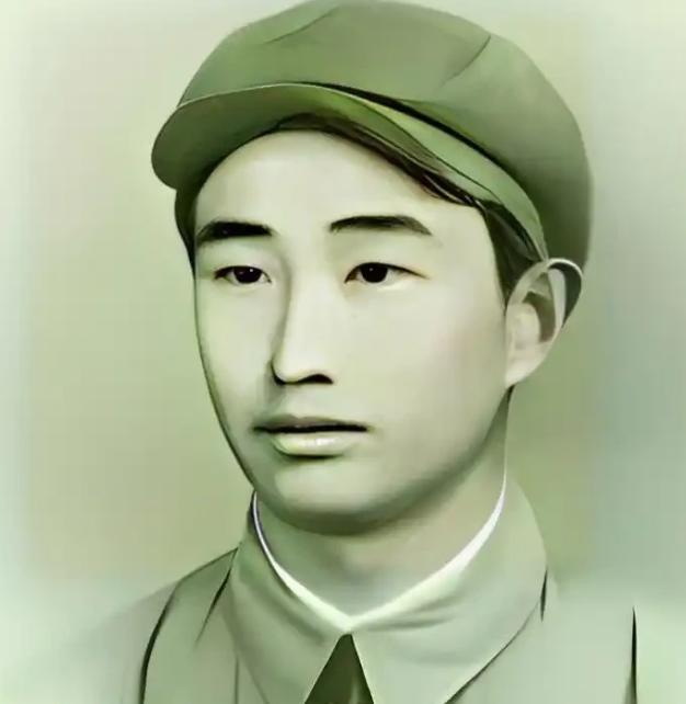1943年，日军空袭时，18岁战士宋岭春仰面躲在草丛里，看飞行员探头出来，当敌机