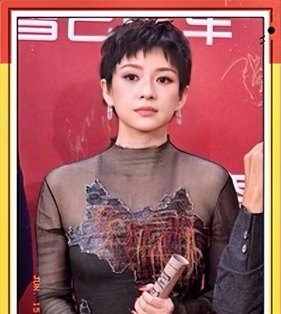 章子怡带女儿亮相上海电影节！章子怡一改往日长发形象，一头短发，让人耳目一新，9岁
