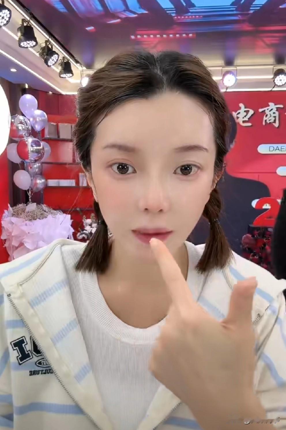 崔阿扎电商首秀卖护肤品两个小时卖300万，阿宇点评崔阿扎好像一点没推流，那个人气