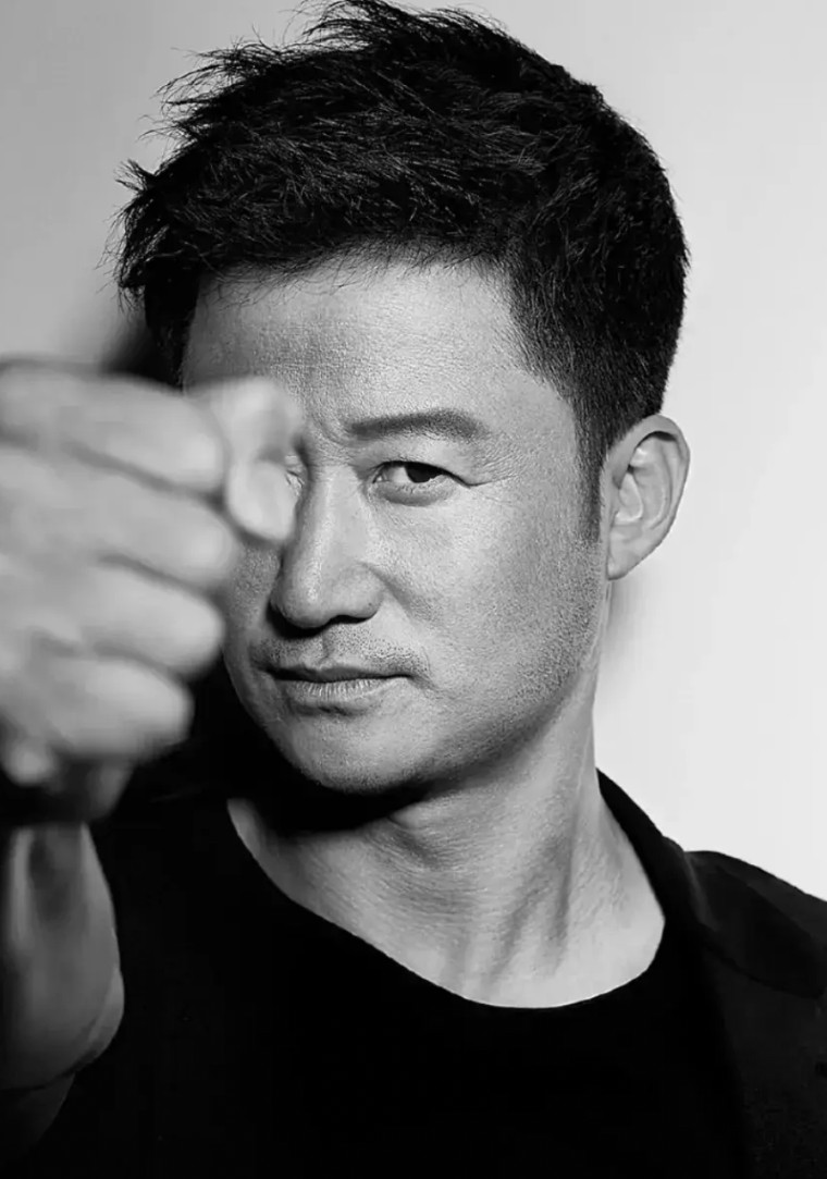 吴京出手，及时止损！吴京的新片《镖人：风起大漠》即将上映。该片中，那尔那