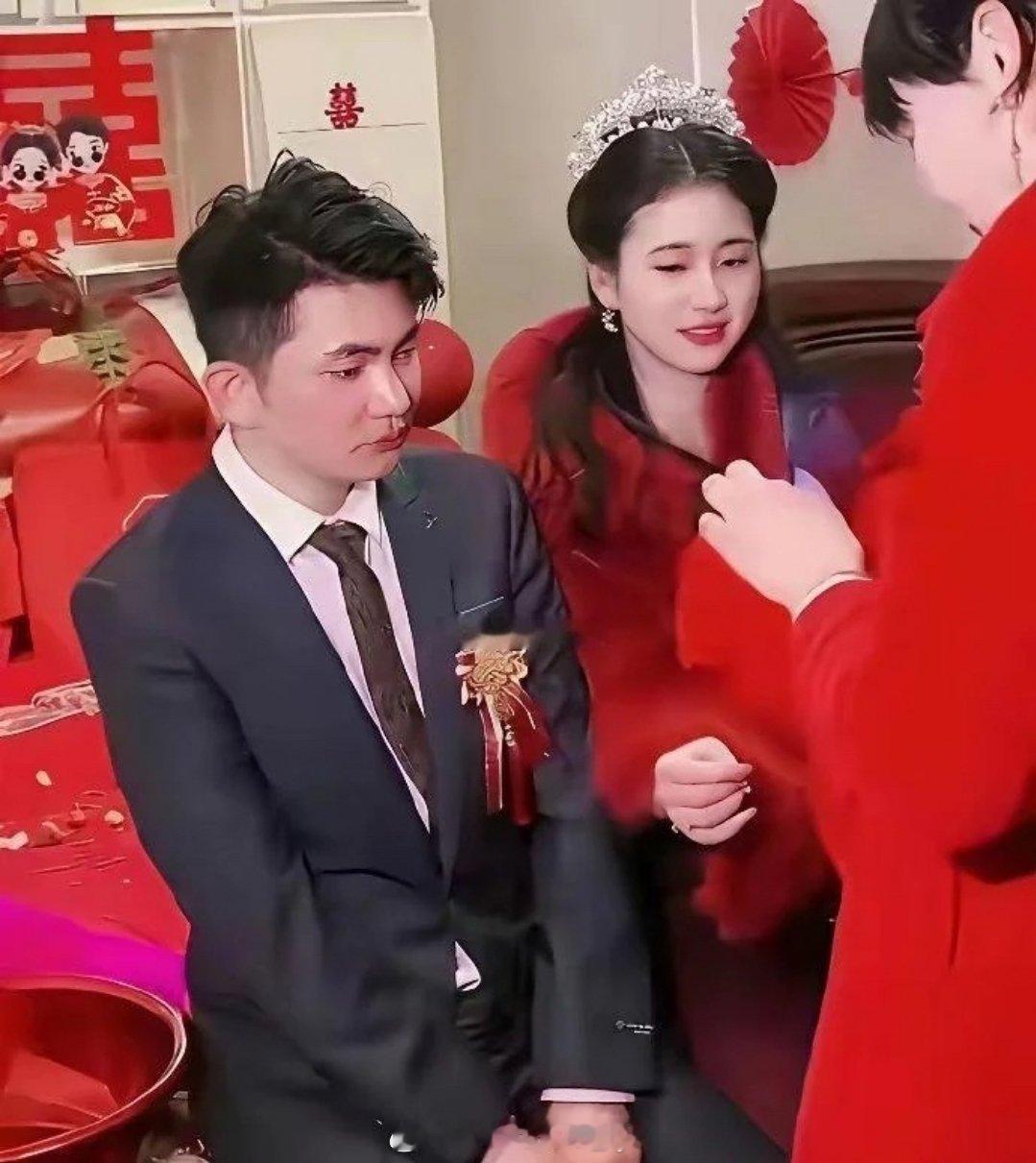 突然明白了为什么新郎一脸不开心了，换作是我，我也一样不开心