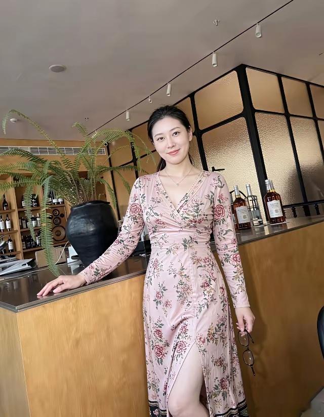我们小区有一户业主，物业费整整拖欠四年，一分没交。物业上门催收，他直接拿刀拿棍往