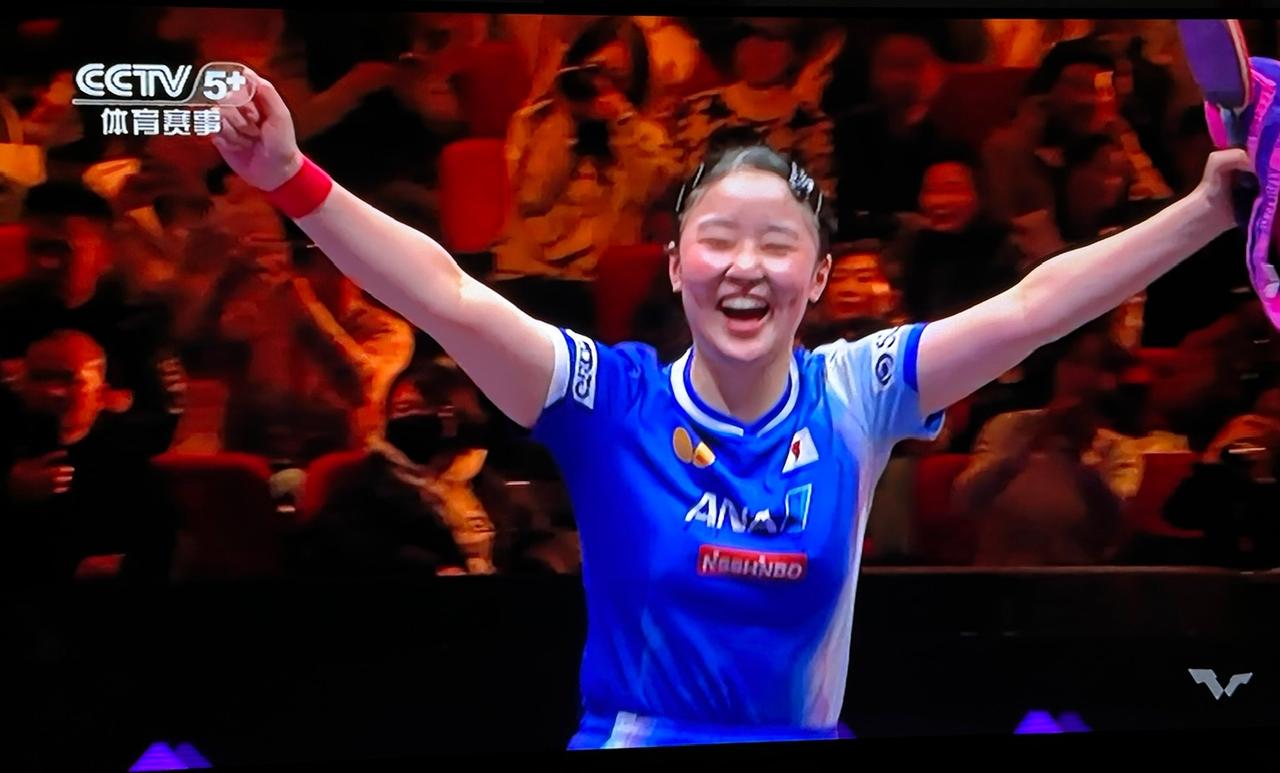 张本美和确实受到中国球迷的喜爱。首先，张本美和在世界大赛出场时总是彬彬有礼地