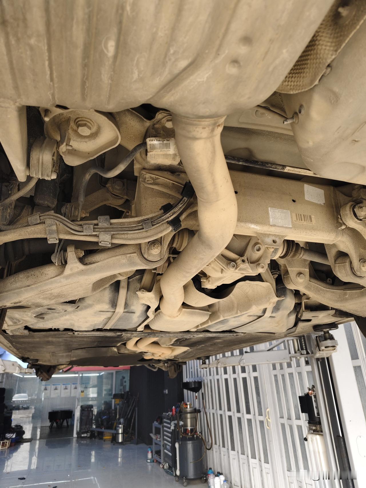 老宝马五系底盘没得说的，真牛啊，粗壮的铝合金。