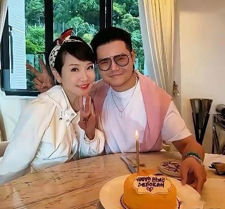 据说这是谢霆锋的妈妈和她的新男友庆生的照片。让人惊奇的不是她身边年轻男友，而是谢