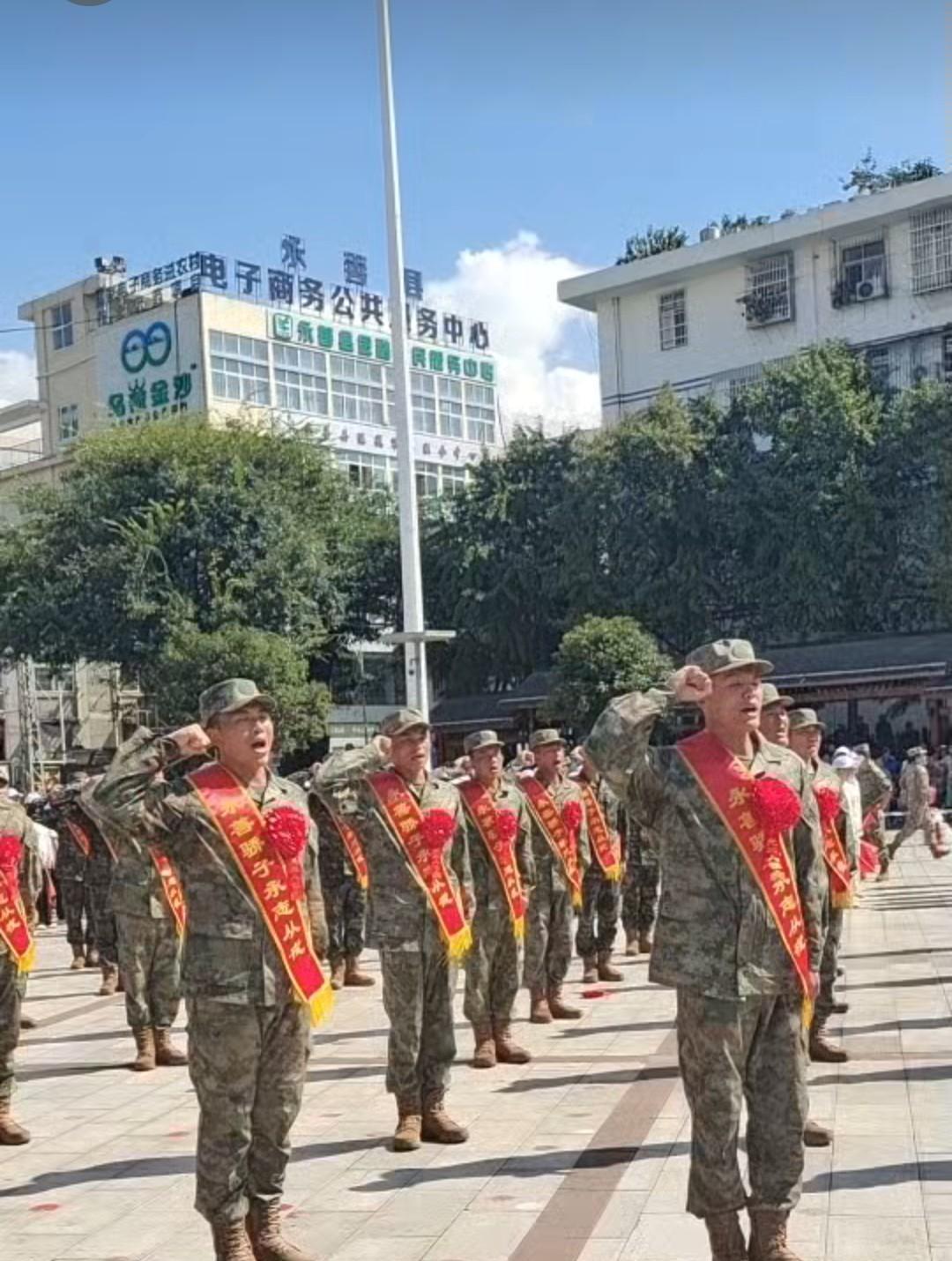 家族中的一个孩子去当兵，今天走，一大家人都去送。毕竟他是家族中这些年来唯的一个去