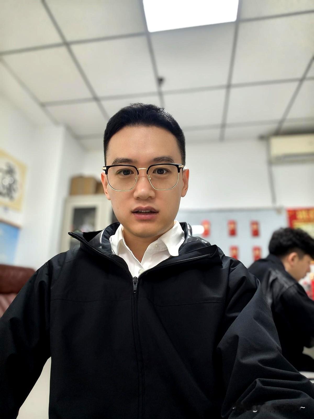 母亲大人：你那麦当劳的裤子我给你洗了啊。我：麦当劳的裤子？我哪有麦当劳的裤子？