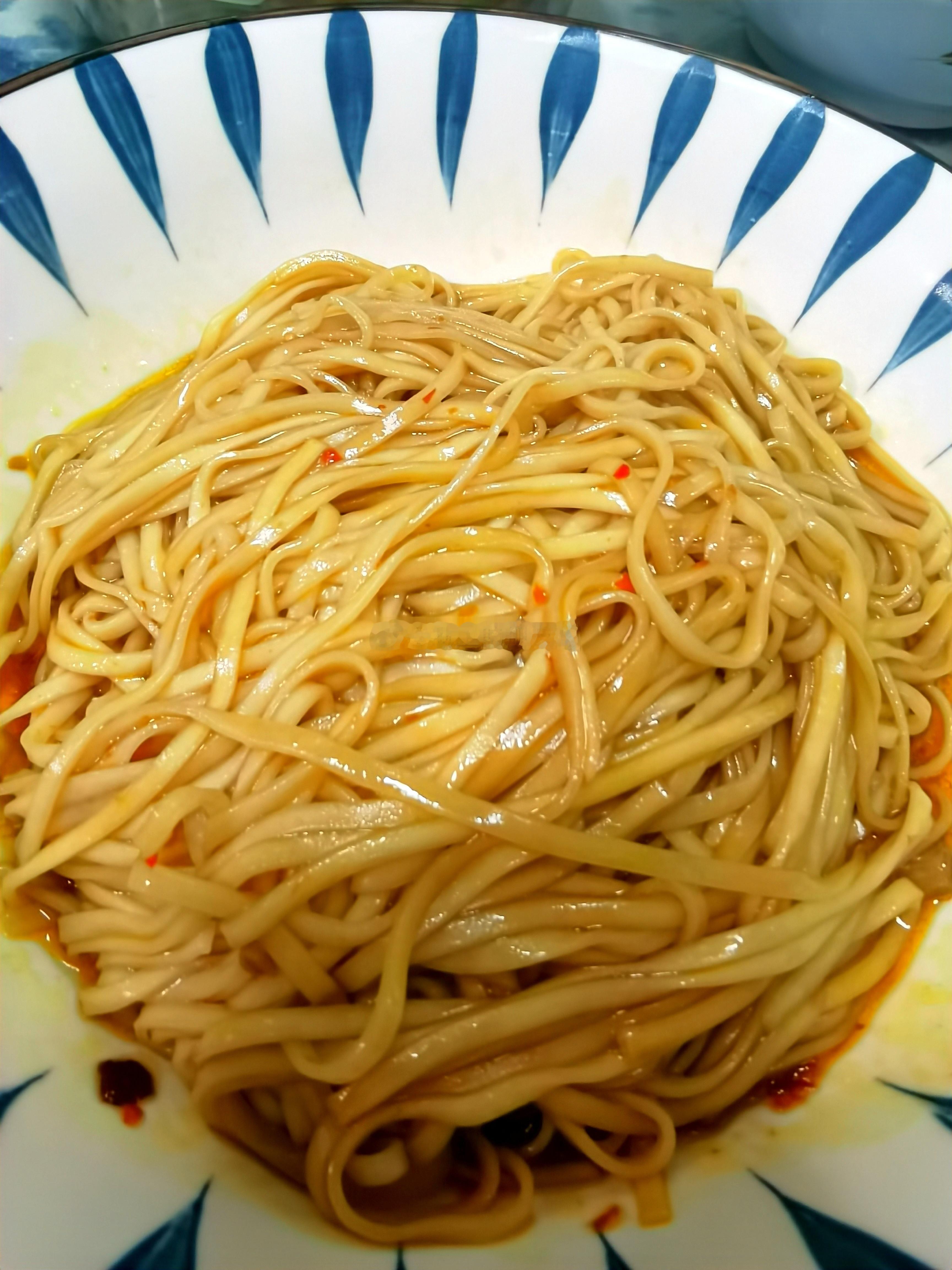 早餐：干拌面+冬瓜排骨汤。一年中，只要没有特殊变化，我都是面条作早餐，简简单单。
