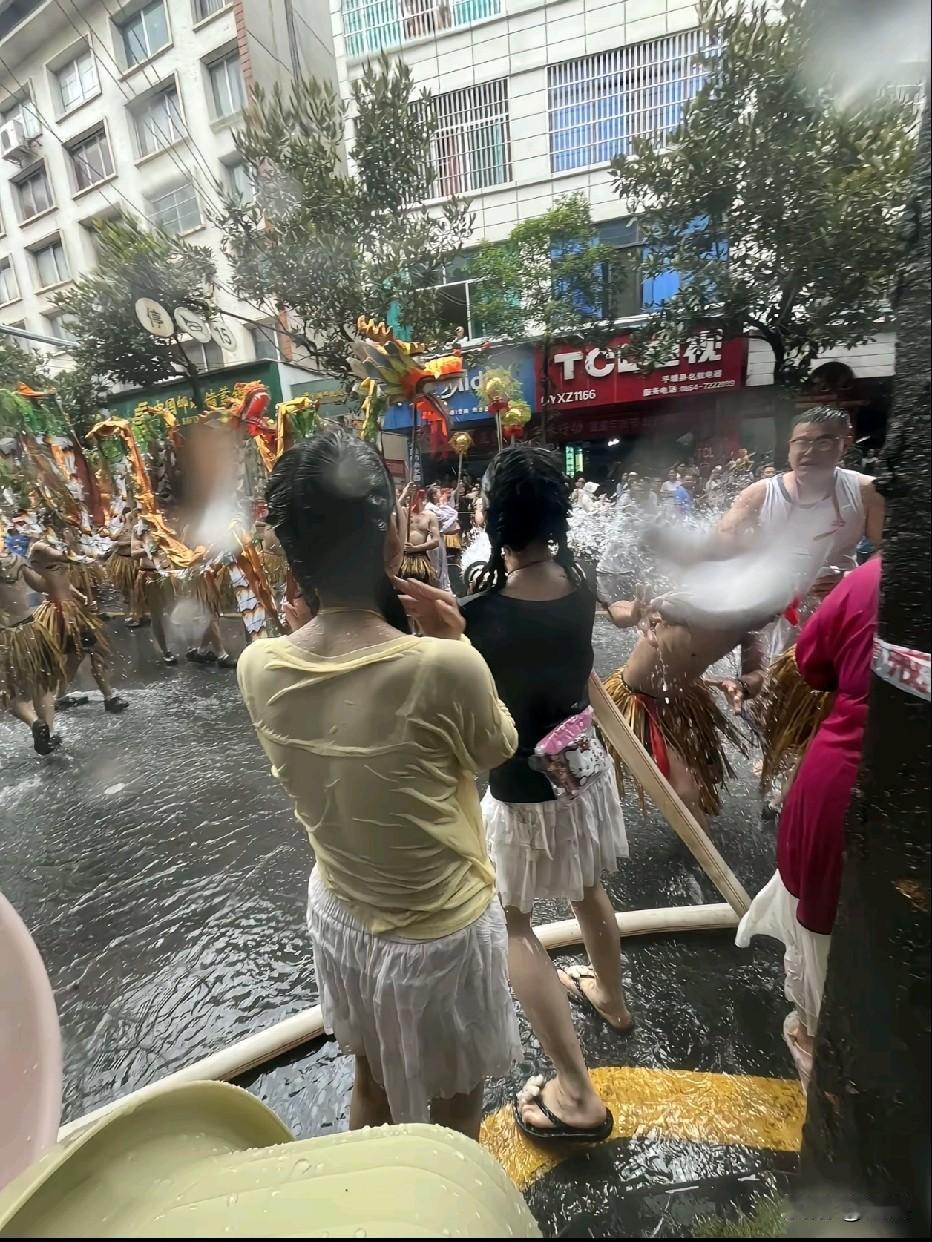 人小鬼大，有当消防员的潜质