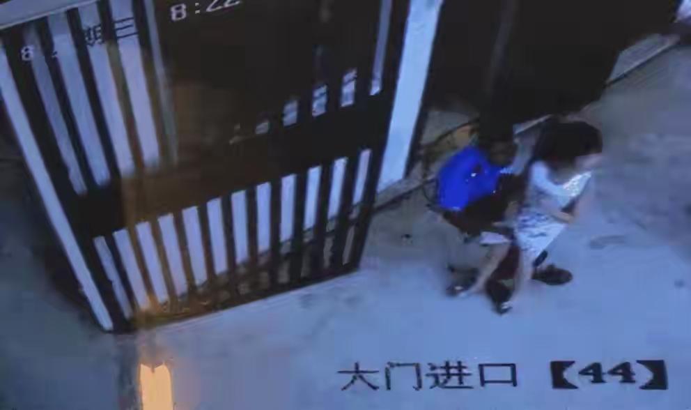 人到了中年再看贵州这桩校园丑事，蕞大的讽刺，是我们千叮万嘱孩子要听学校的话，