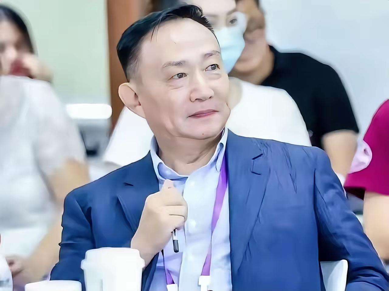 卢麒元这句质问太戳心！“家产全挪海外的人，凭什么给国内定规矩？”戳破了最刺眼的