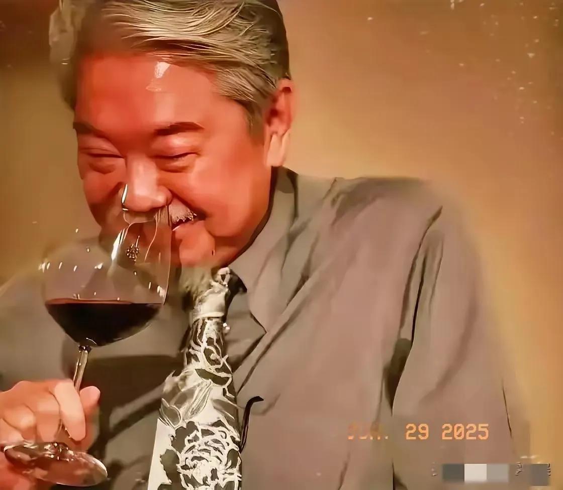 蔡澜走之前给保姆们留下了红包和字据，他还给自己留下三个字，‘我活过’。大家都认为