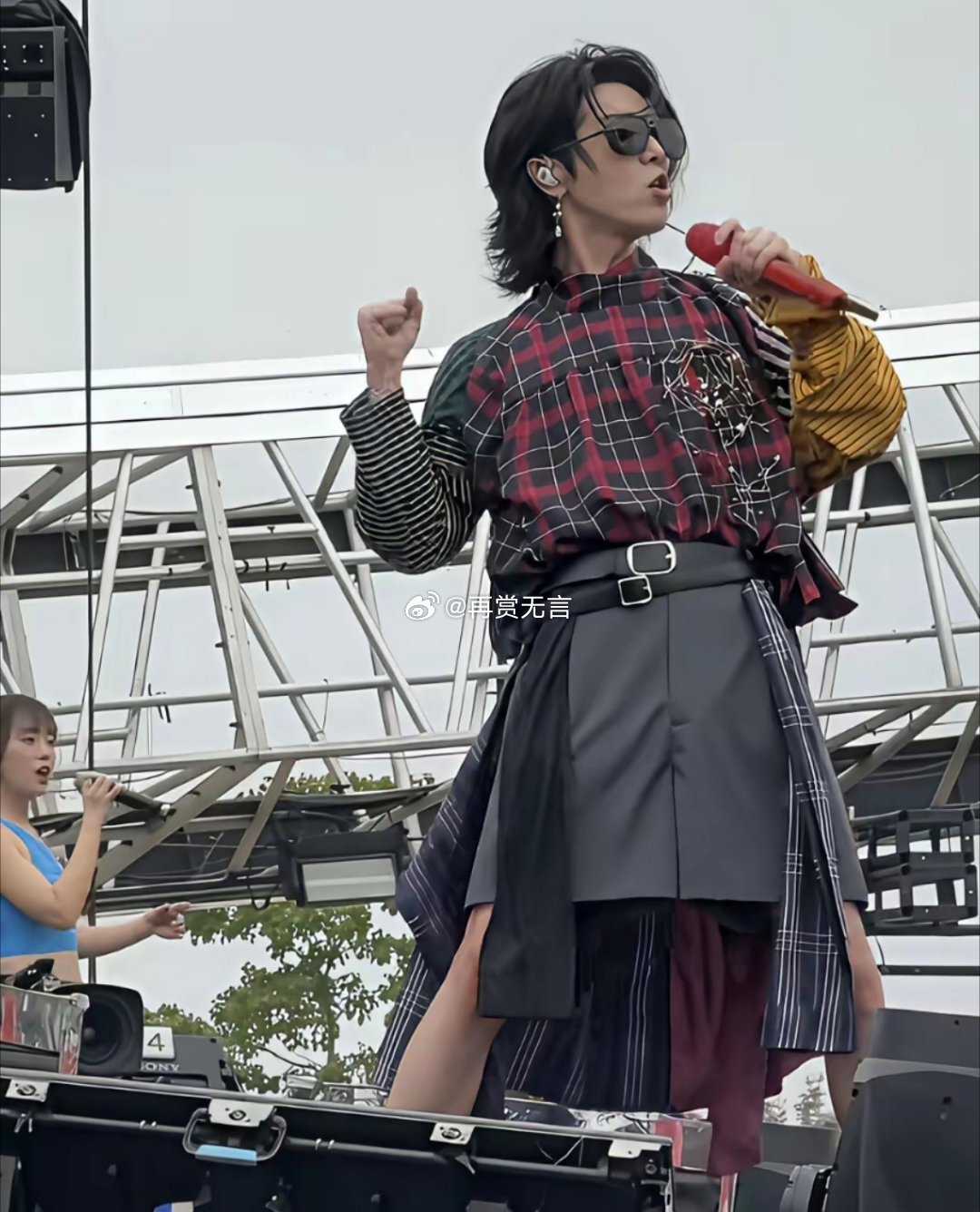 这穿搭10年后肯定会流行起来的，华晨宇的歌还是很好听的。