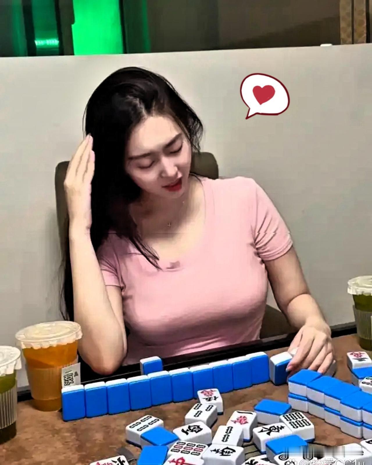我打麻将时结识了一位少妇，她30出头，容貌出众，打扮也很洋气。我俩总坐一桌，